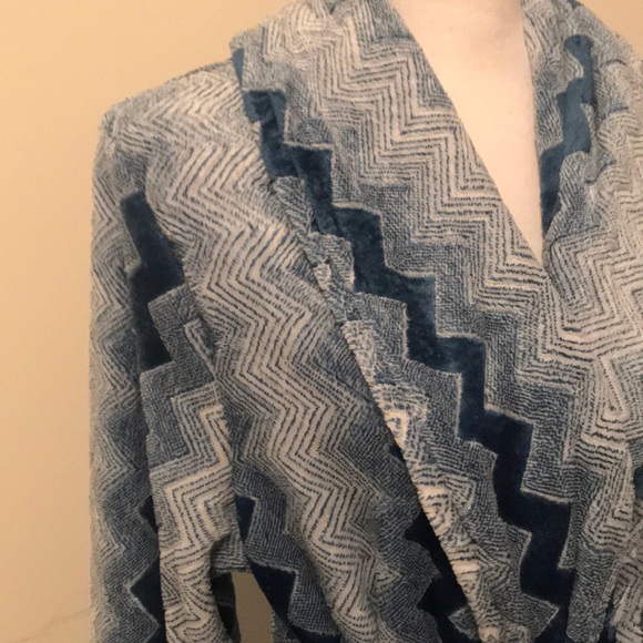 Robe - Picture 3 of 8